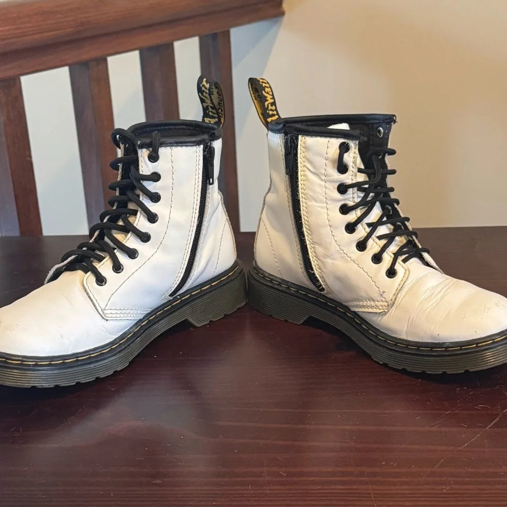 Dr. Martens Doc docs white leather 1460 J youth kids size 2 combat  boots